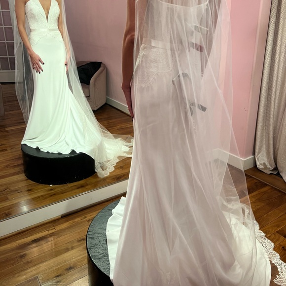 Suzanne Neville Wedding Dress - Picture 5 of 5